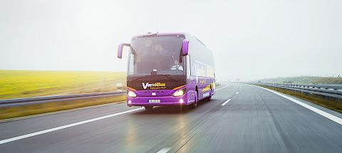 Ein Reisebus der VarioBus GmbH fährt in Leipzig